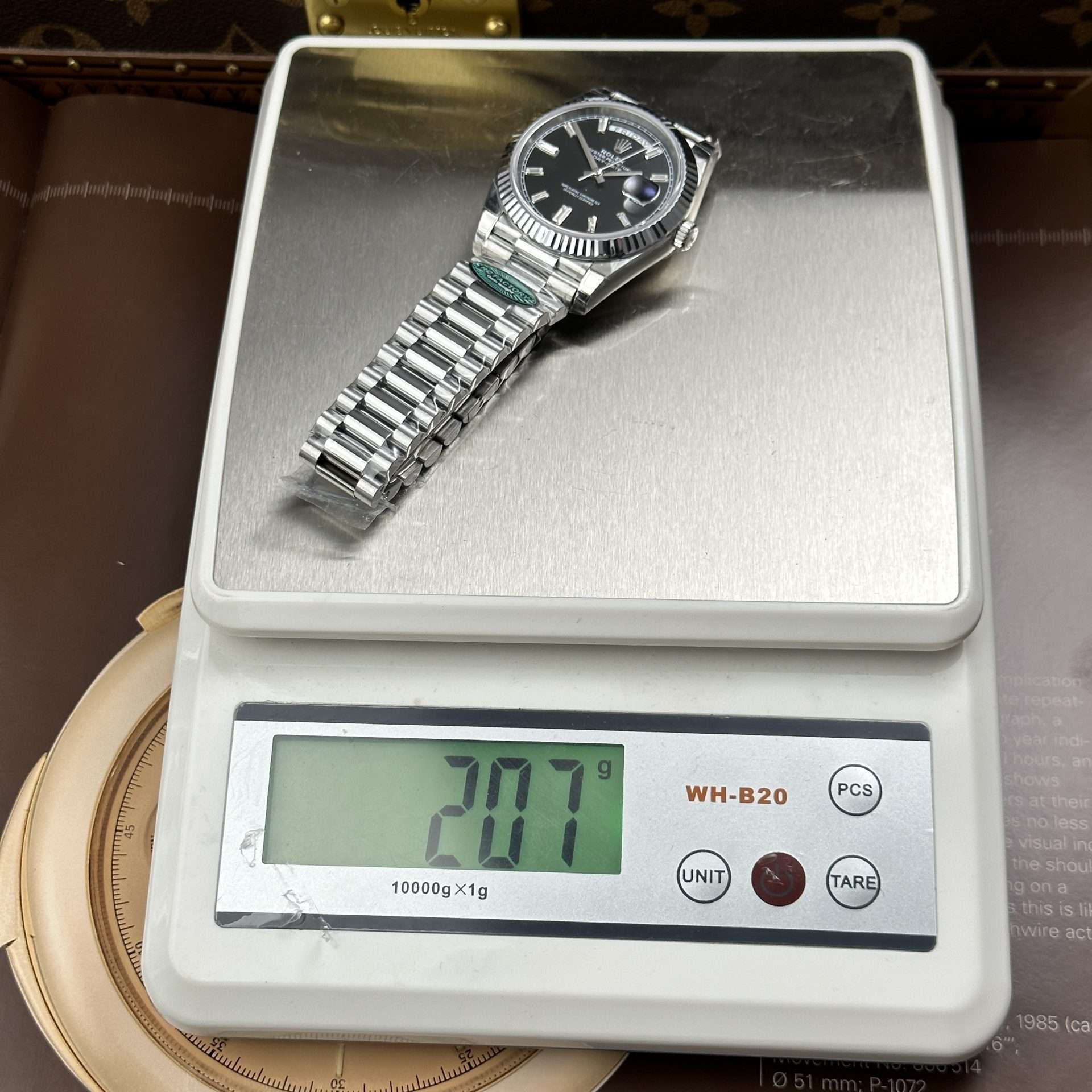 Dong-Ho-Rolex-Day-Date-Che-Tac-Mat-Den-Coc-So-Da-Baguette-Bo-Chuyen-Dong-Calibre-3255-Xuong-RC-40mm-1