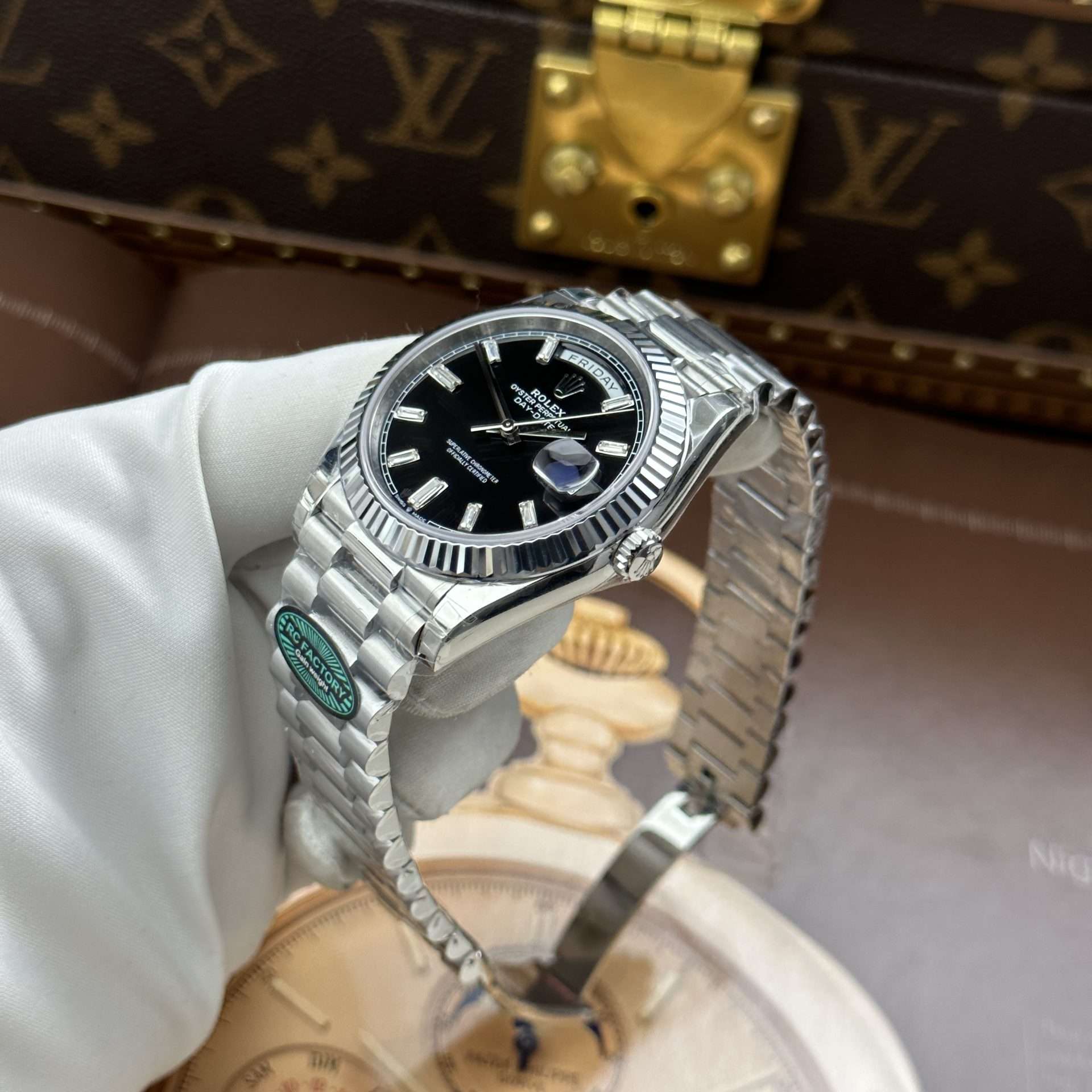 Dong-Ho-Rolex-Day-Date-Che-Tac-Mat-Den-Coc-So-Da-Baguette-Bo-Chuyen-Dong-Calibre-3255-Xuong-RC-40mm-12