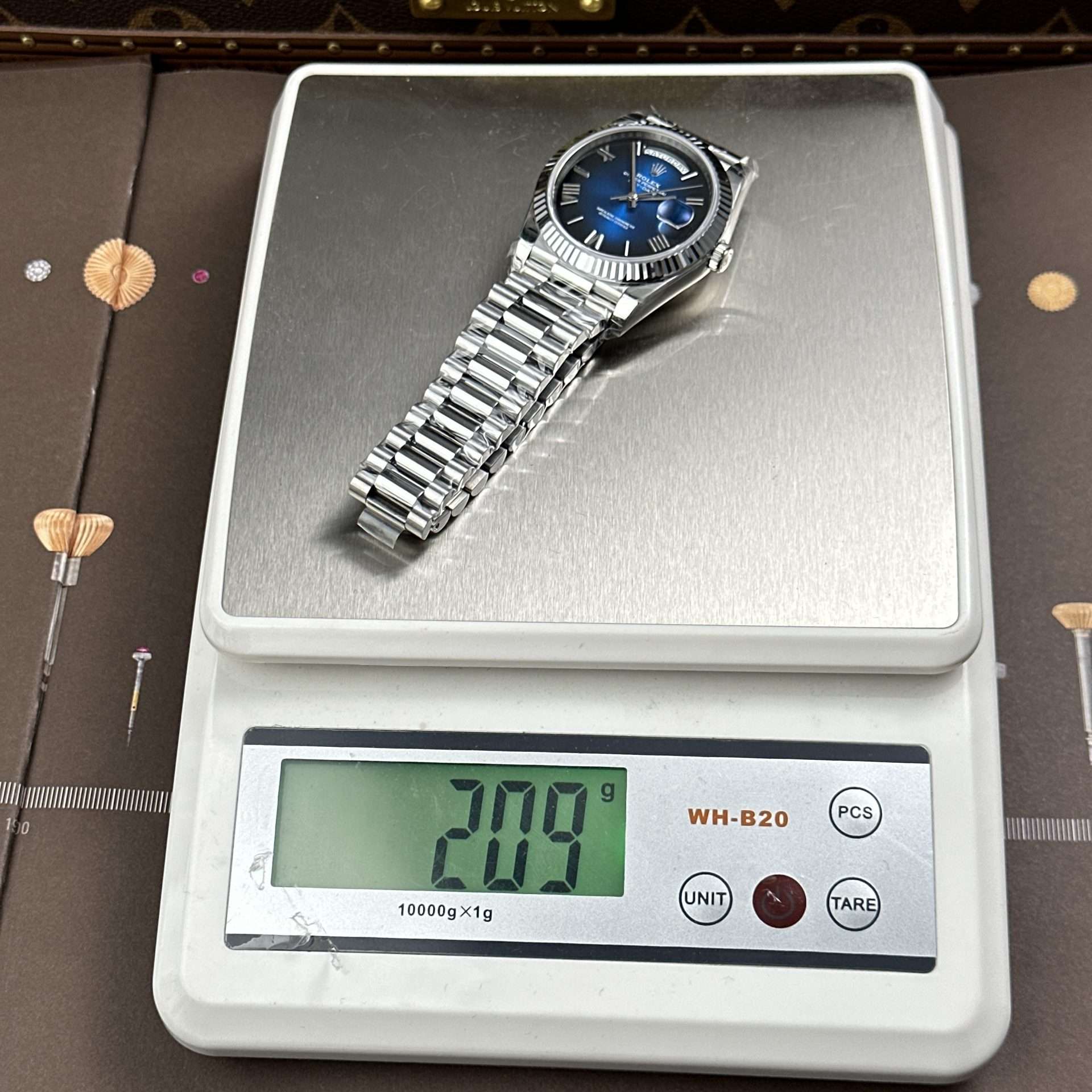 Dong-Ho-Rolex-Day-Date-Mat-Xanh-Ombre-Che-Tac-Nang-212-Gram-May-Calibre-3255-Nha-May-RC-40mm-1 (1)