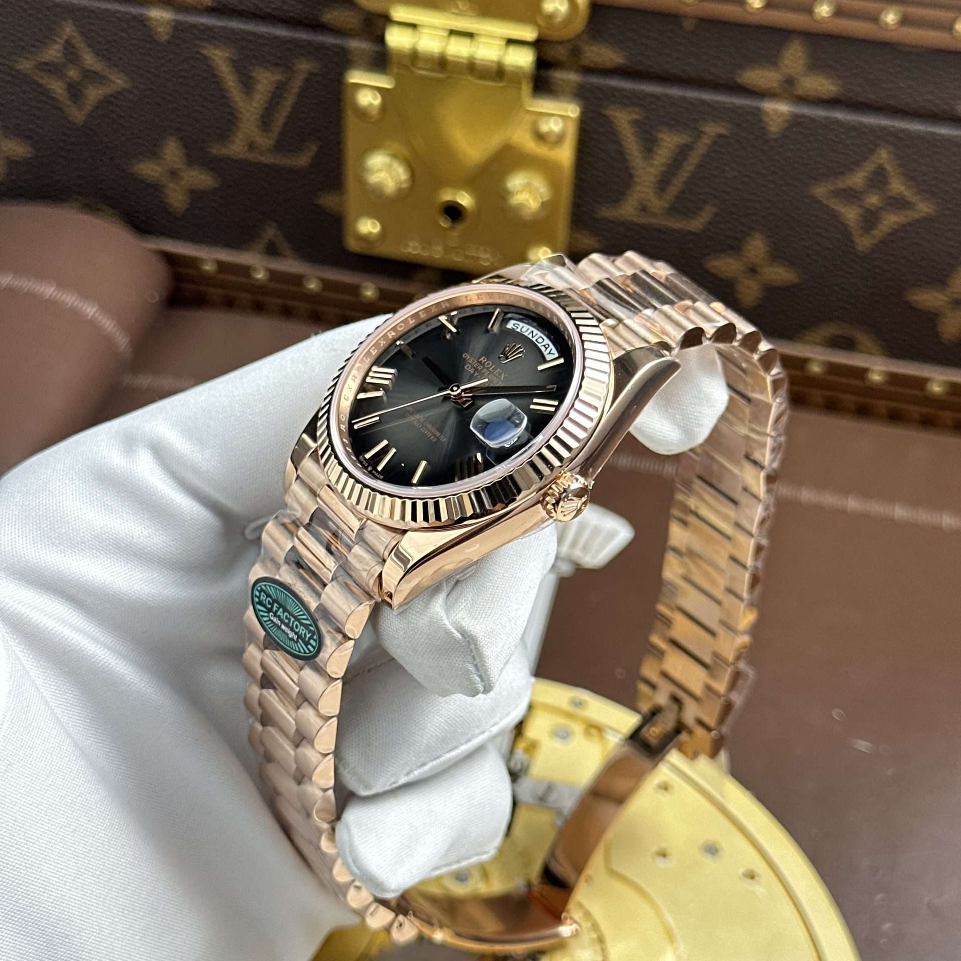 Dong-Ho-Rolex-Day-Date-Rep-1-1-Mat-Xam-Ombre-Bo-Chuyen-Dong-Calibre-3255-Xuong-RC-40mm-9