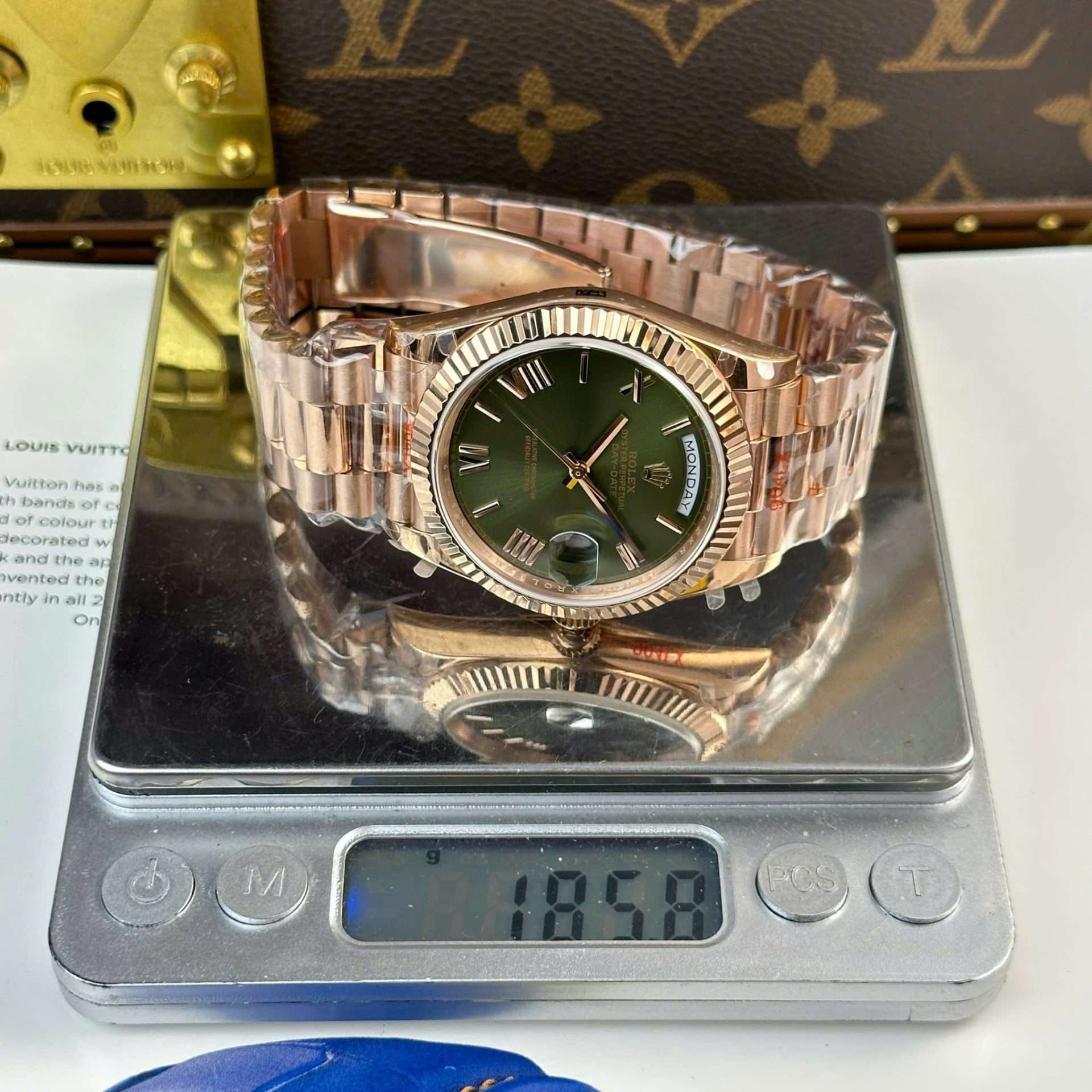 Dong-Ho-Rolex-Day-Date-Rep-11-Ma-Vang-Hong-Mat-Xanh-La-Cay-Nang-186-Grams-Xuong-QF-40mm-1