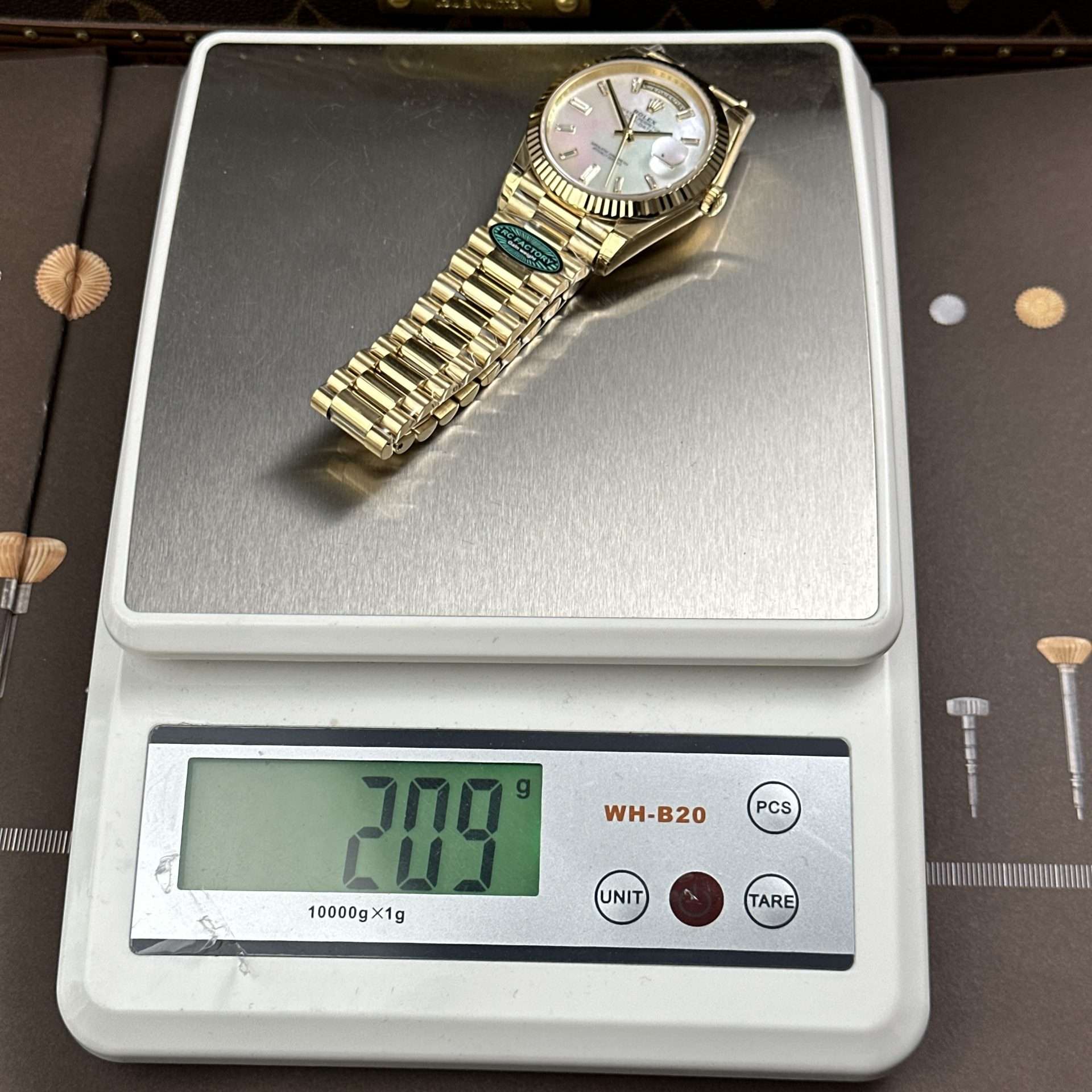Dong-Ho-Rolex-Day-Date-Rep-11-Mat-Kham-Xa-Cu-Bo-Chuyen-Dong-Calibre-3255-Nha-May-RC-40mm-1