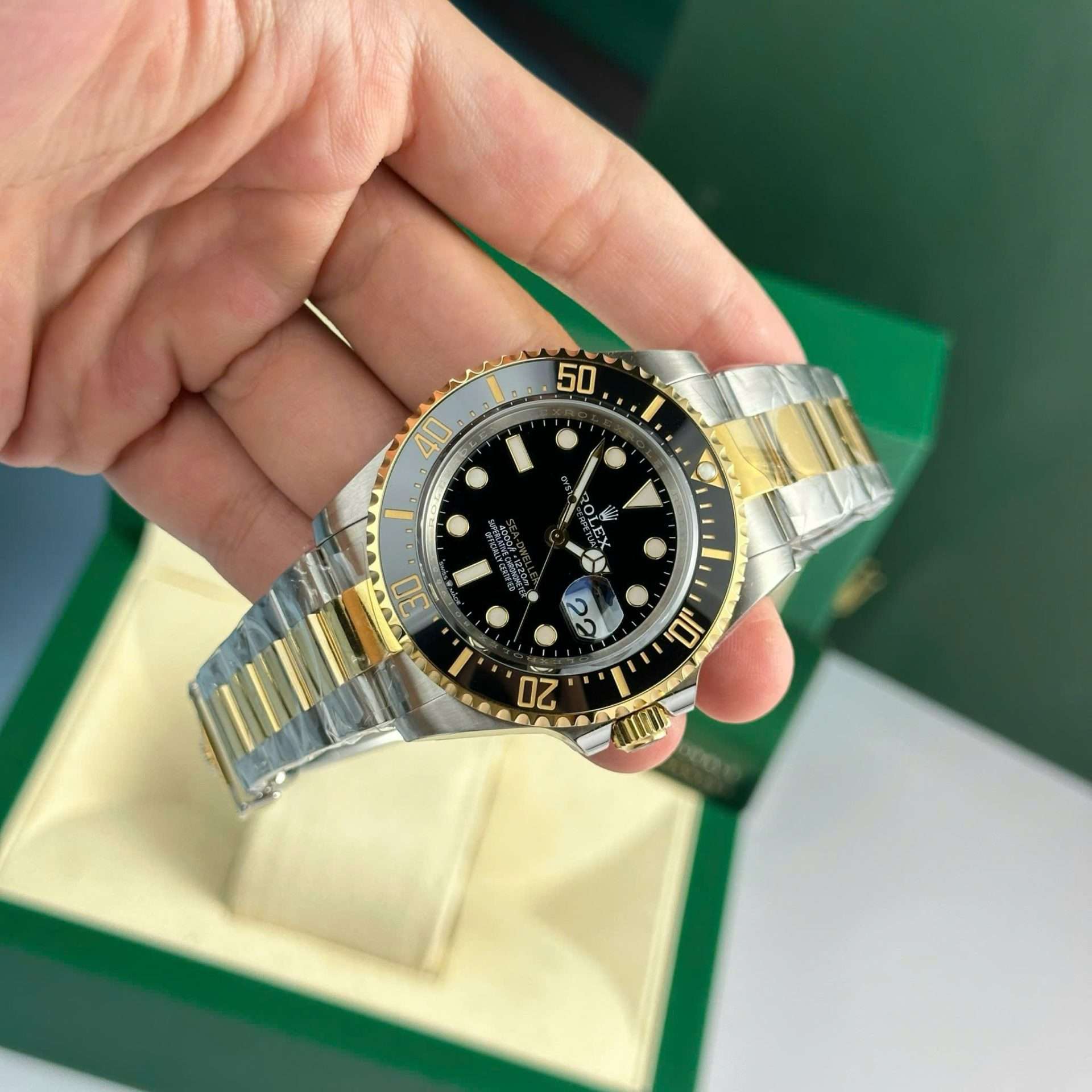 Dong-Ho-Rolex-Sea-Dweller-126603-Replica-11-Mau-Demi-Vang-Mat-Den-Xuong-VS-43mm-13